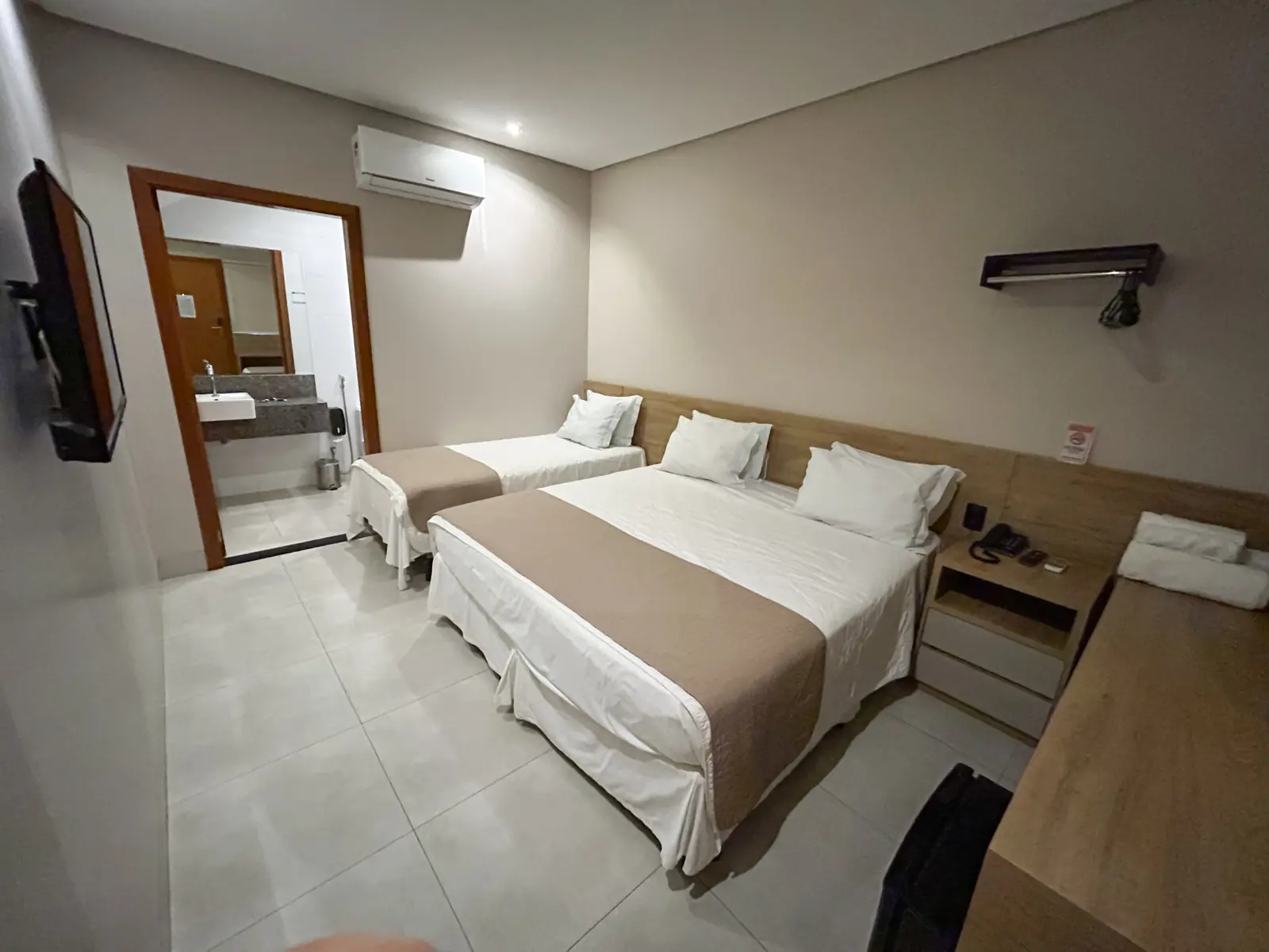 Quarto 02 — Standard