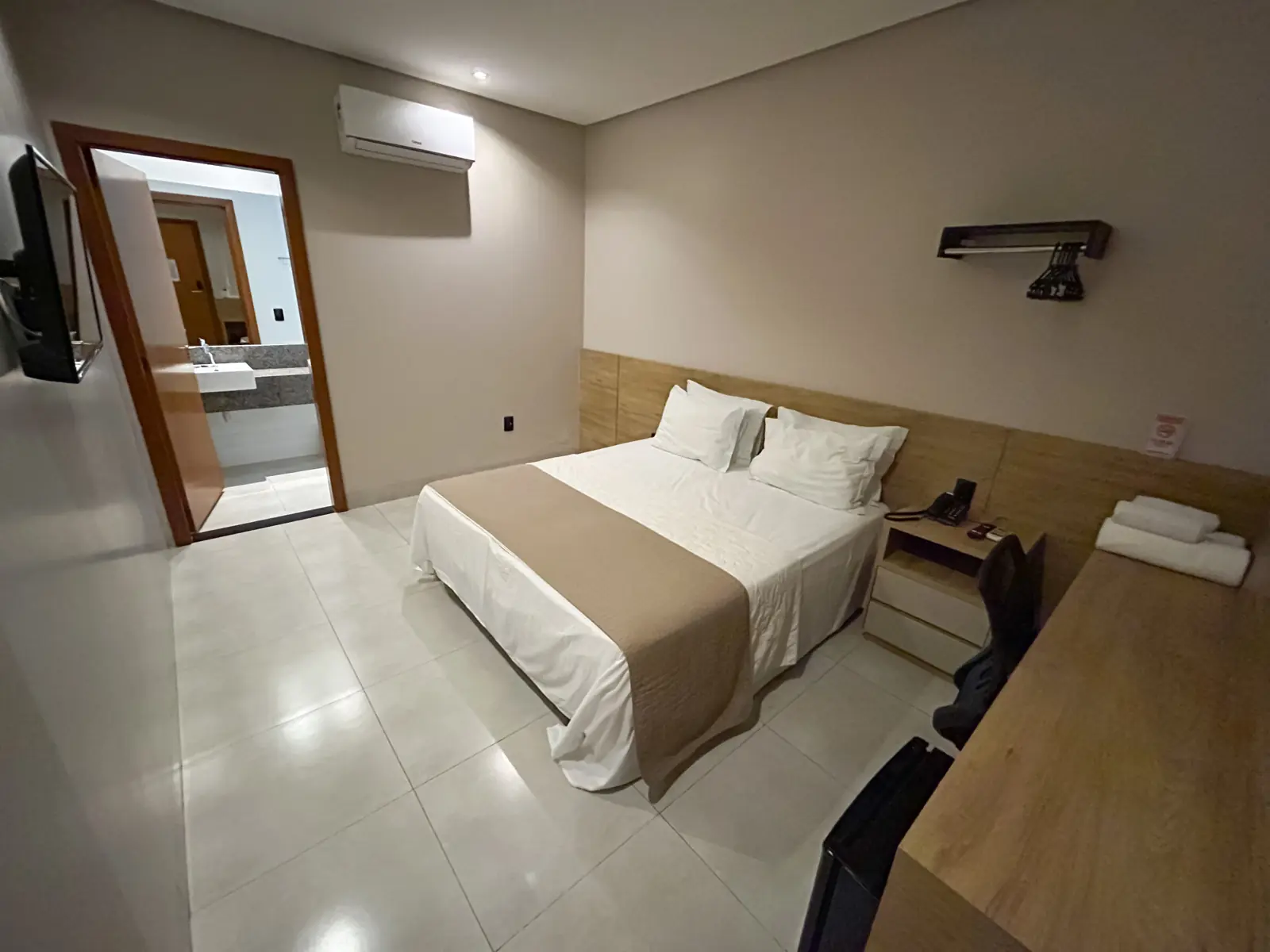 Quarto 04 — Standard
